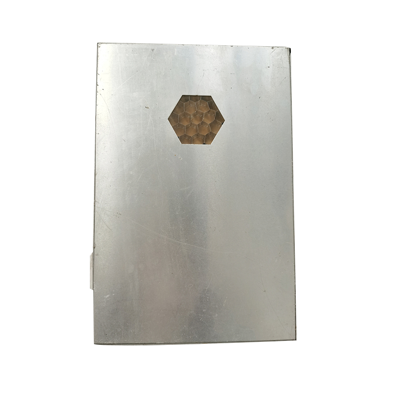How can the hexagonal honeycomb structure of aluminum honeycomb achieve high specific strength and high specific stiffness through mechanical optimization?